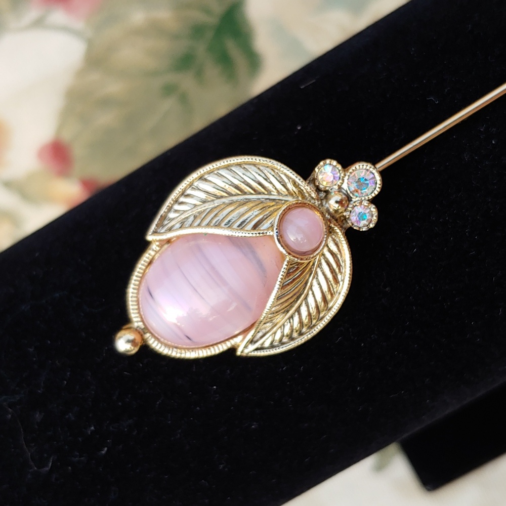 Vintage Style Oval Pink Feather Brooch in Pink and Gold Tone